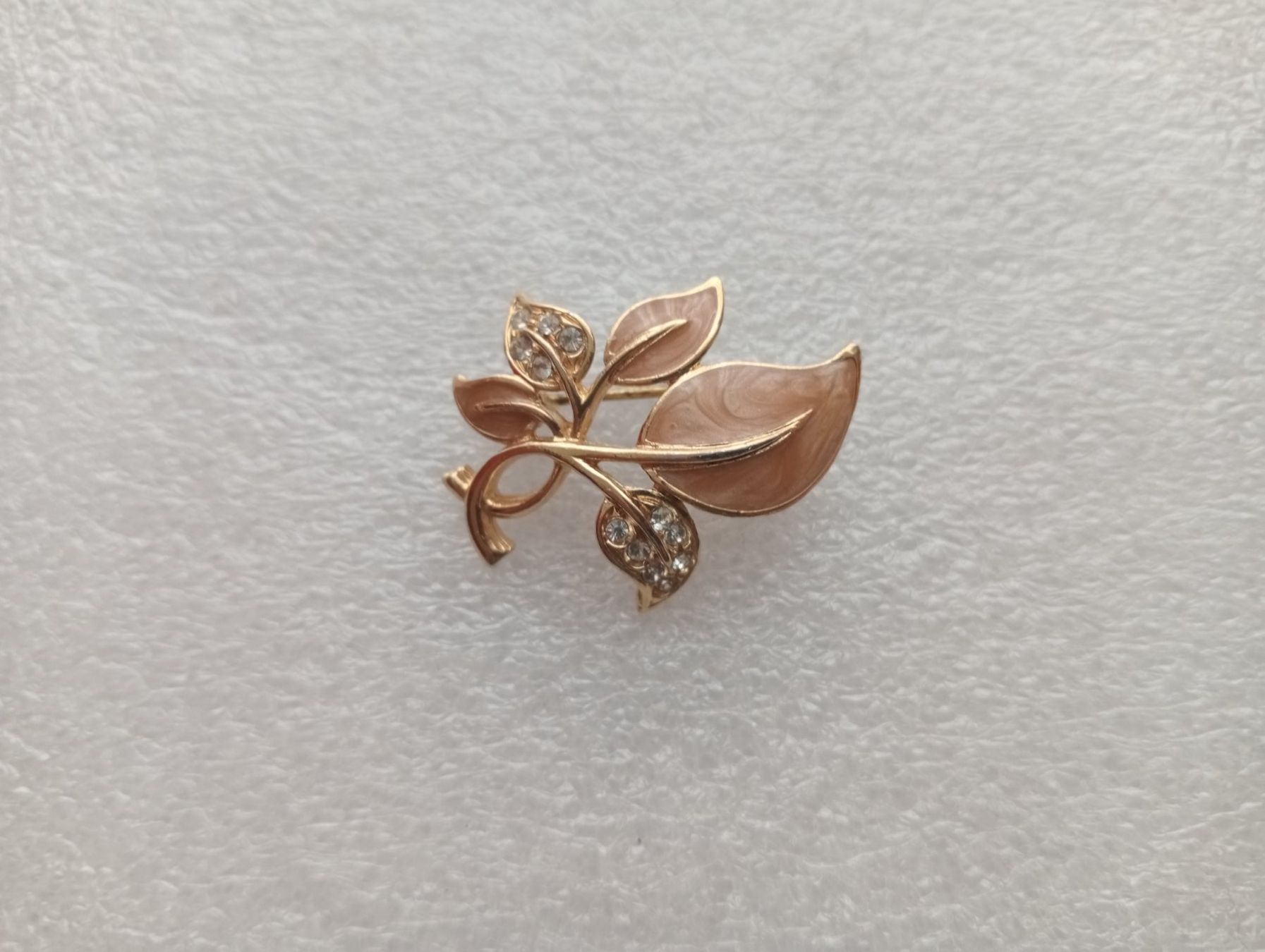 Broches & Aiguilles: Wunderschöne  Brosche mit schöne Stein, Gold Farbe – D'occasion à Zürich par sendbad