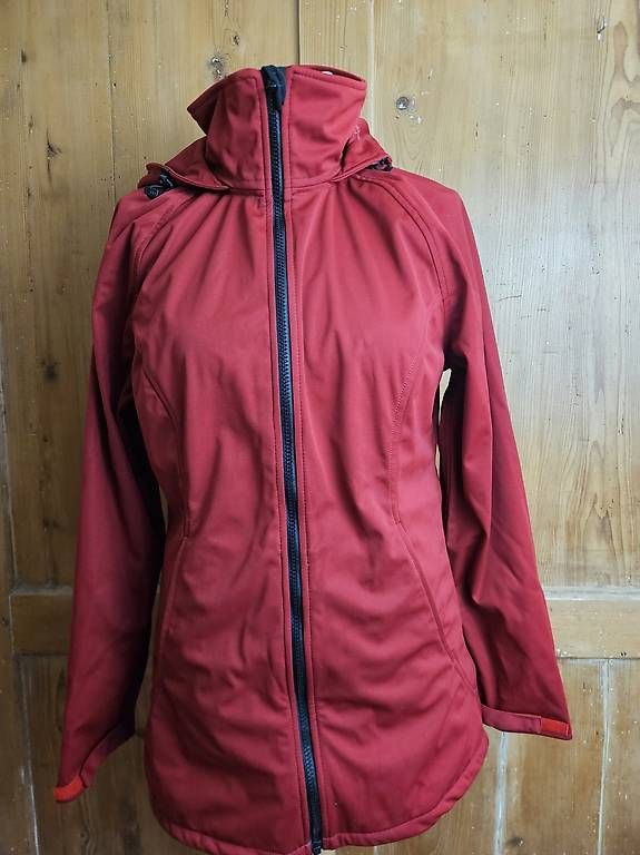 Jacken: Mamalila Regentragejacke 38 rot – Gebraucht aus Hergiswil NW von Bergsunne