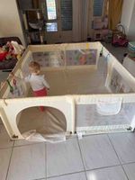 Laufstall beige mit Spielelementen 160x200cm