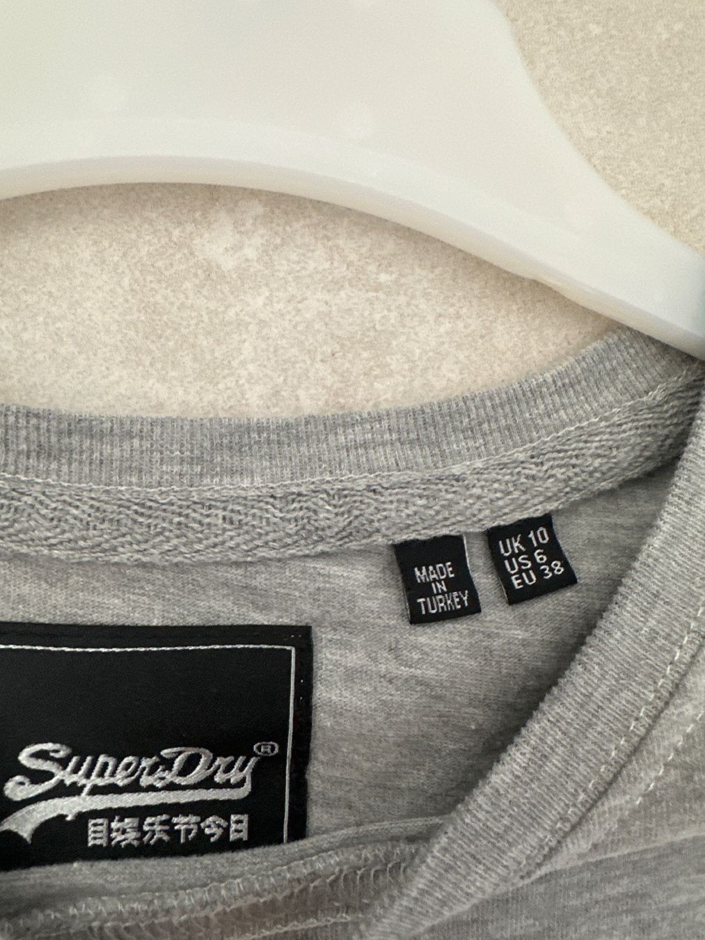 Superdry T-Shirts: Damen Superdry T-Shirt grau – Gebraucht aus Zug von Hehe 2