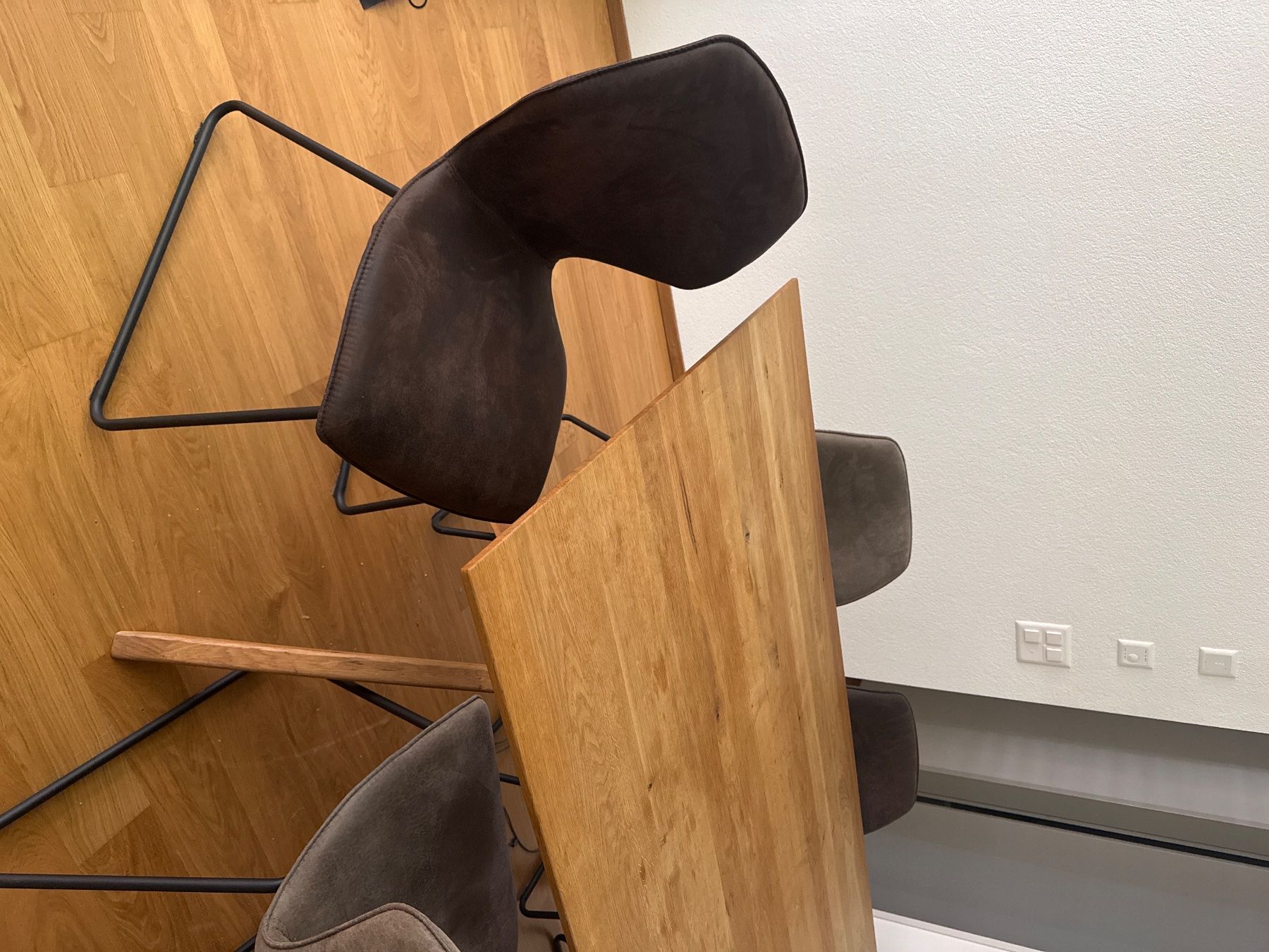 Set di tavolo e panche: Wood table with six chairs – Usato da Zürich venduto da ste_syx7 3