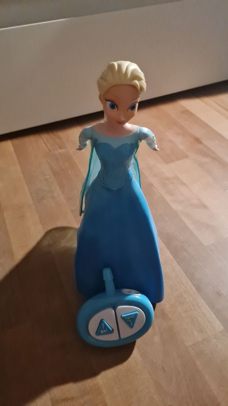 Disney Giocattoli: Elsa Figur mit Fernbedienung  – Usato da Uster venduto da nic_b5kd