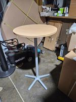 Praktischer Stehtisch/Loungetisch für den Garten