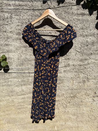 Schulterfreies Rüschenkleid mit Blumenmuster und Knöpfen