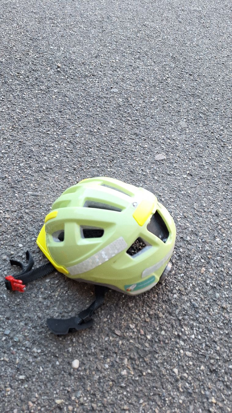 Giocattoli: Kinderroller blau mit Helm mintgrün gebraucht – Usato da Bergdietikon venduto da ele_kwb9 4