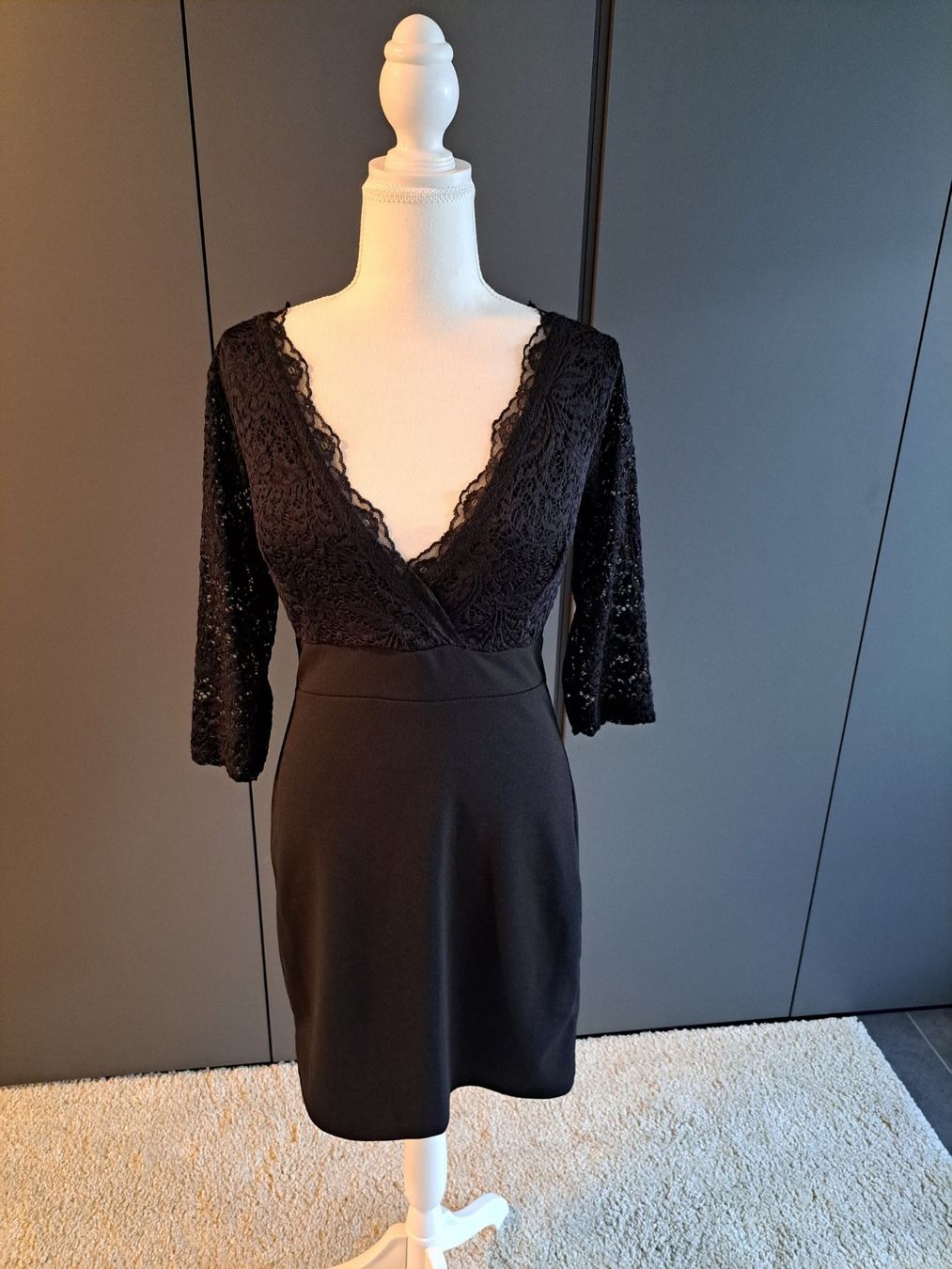 Vestiti: Spitzenkleid schwarz, Grösse L, NEU – Nuovo (secondo la descrizione) da La Neuveville venduto da Vestiaire_2011