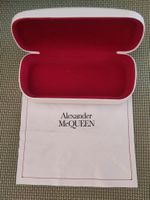 Weisses Brillenetui von Alexander McQueen, mit Brillentuch