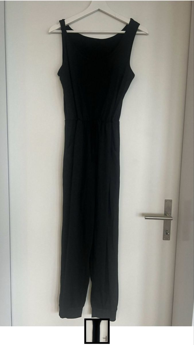 Tute: Schwarzer Jumpsuit ungetragen Grösse S – Nuovo e nell'imballaggio originale da Dübendorf venduto da ali_g7p8