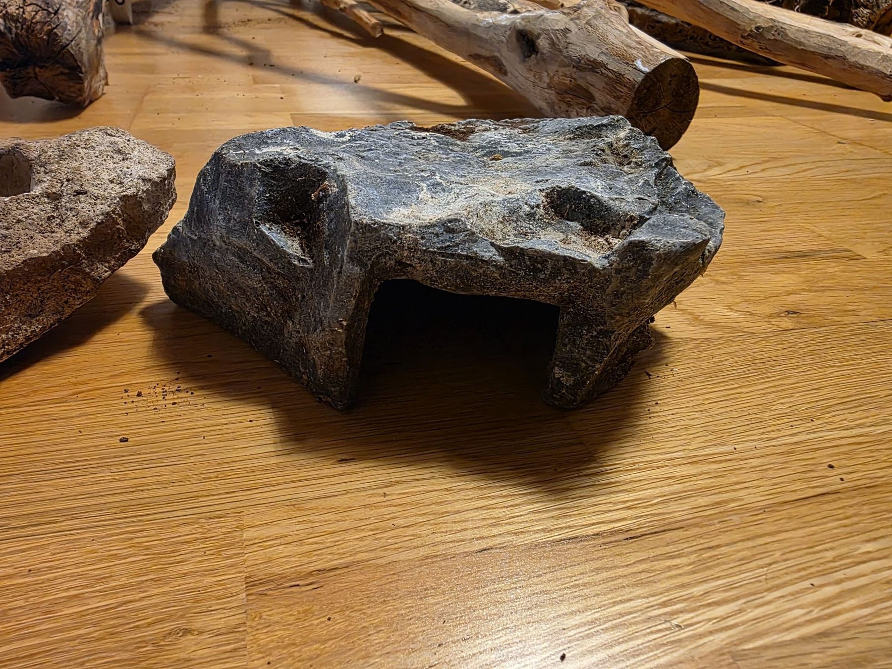 Pietre & tegole: Kleine Höhle & Stein  – Usato da Kirchberg SG venduto da Viperline 1
