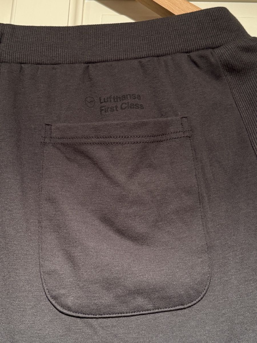 Pyjamas: Lufthansa First Class 100 Years Pyjama Gr. M NEU – Neuf avec emballage d'origine à Bottmingen par mat_77yv 9