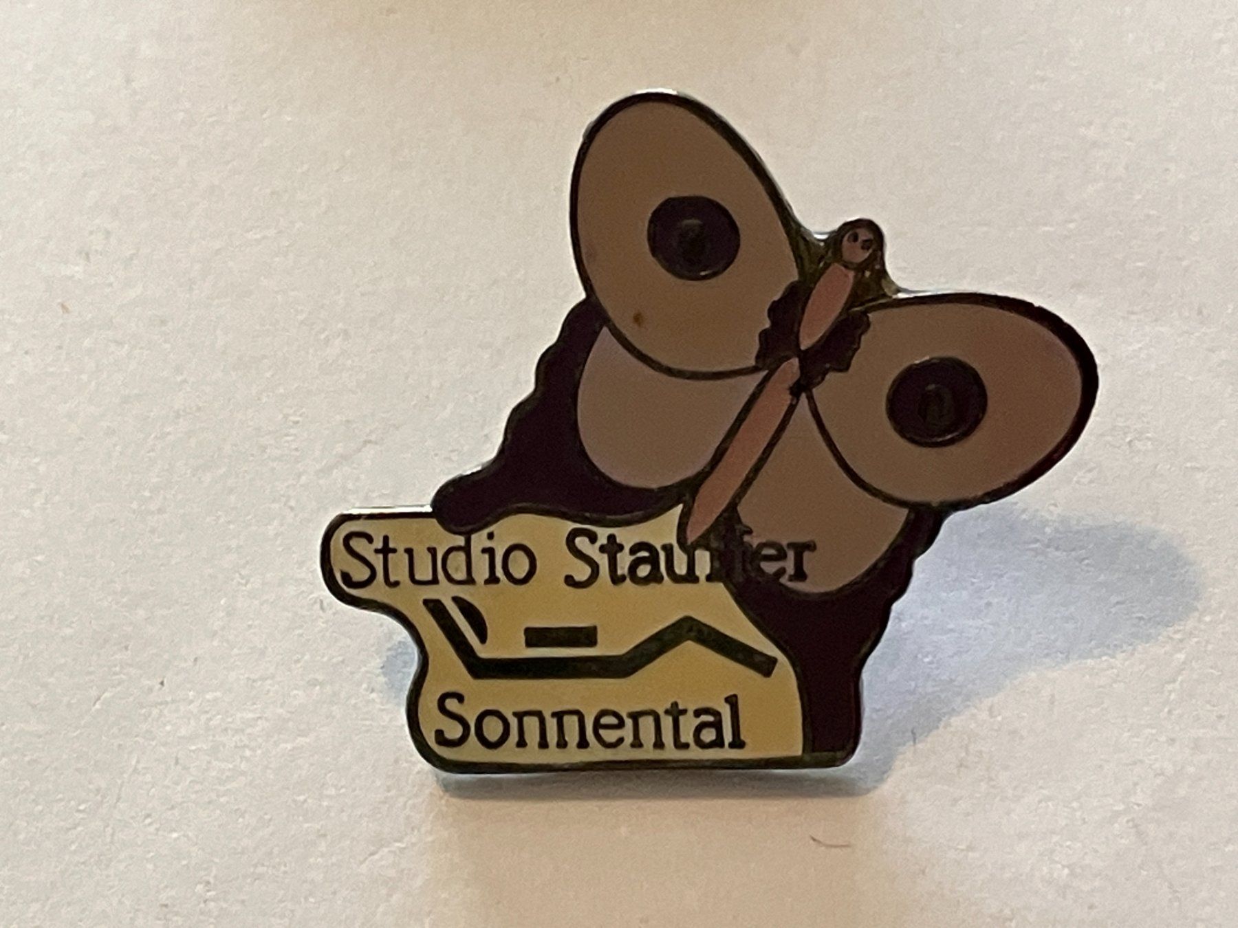 Placchette & Badge: 1 Pin Studio Staufer Sonnental – Usato da Basel venduto da djwwpp