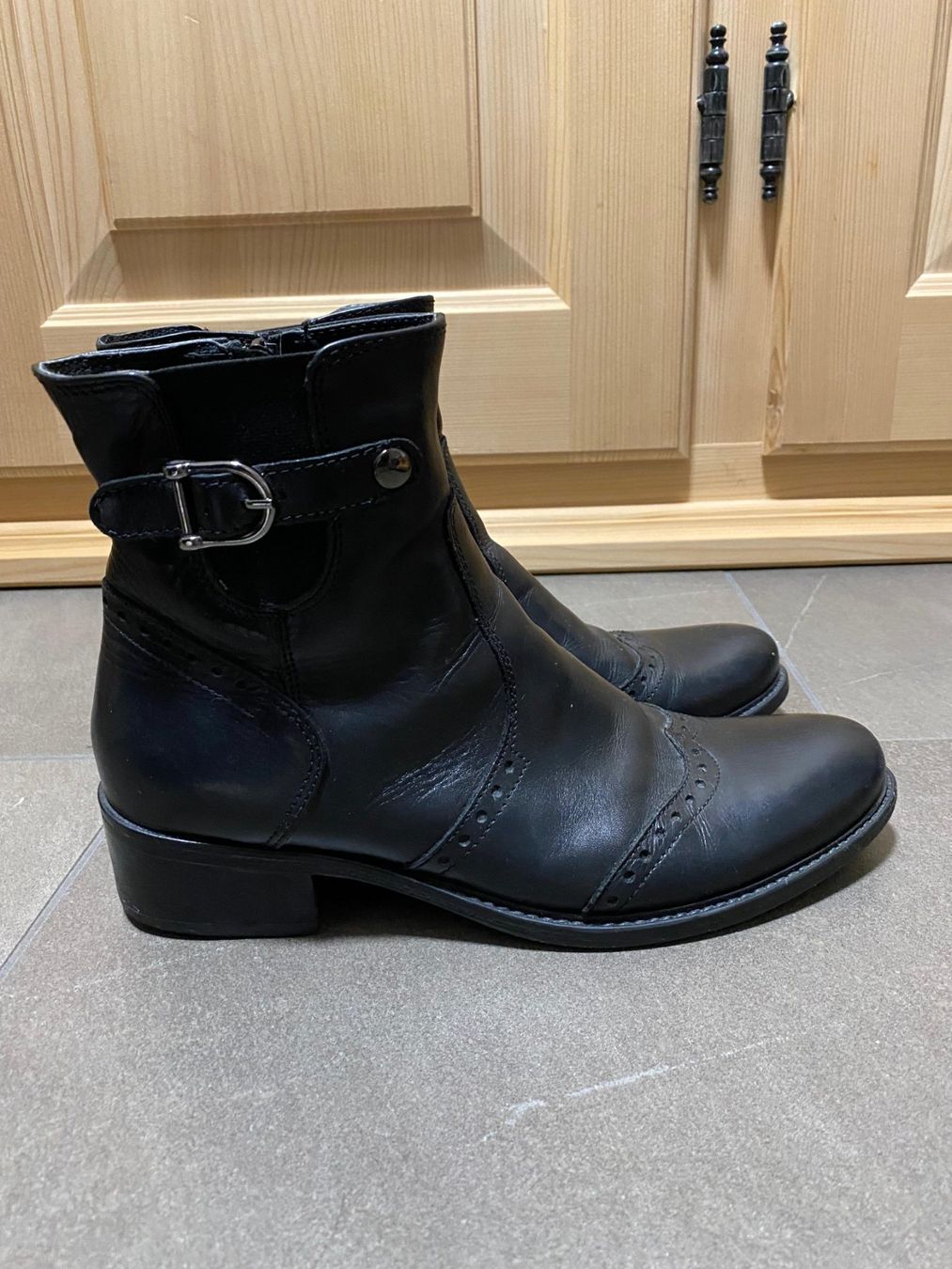 Damenschuhe: Damen Stiefeletten schwarz – Gebraucht aus Vicosoprano von abc258