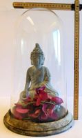 Buddha unter Glas-Kuppel