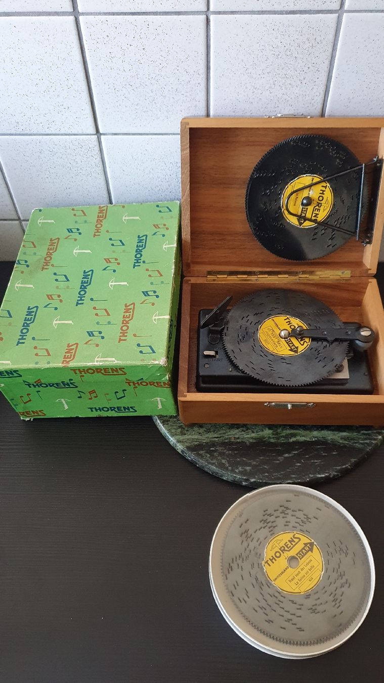 Thorens Carillon: Thorens Musikdose Spieldose mit 10 Platten – Usato da Dietikon venduto da Allegra34 1