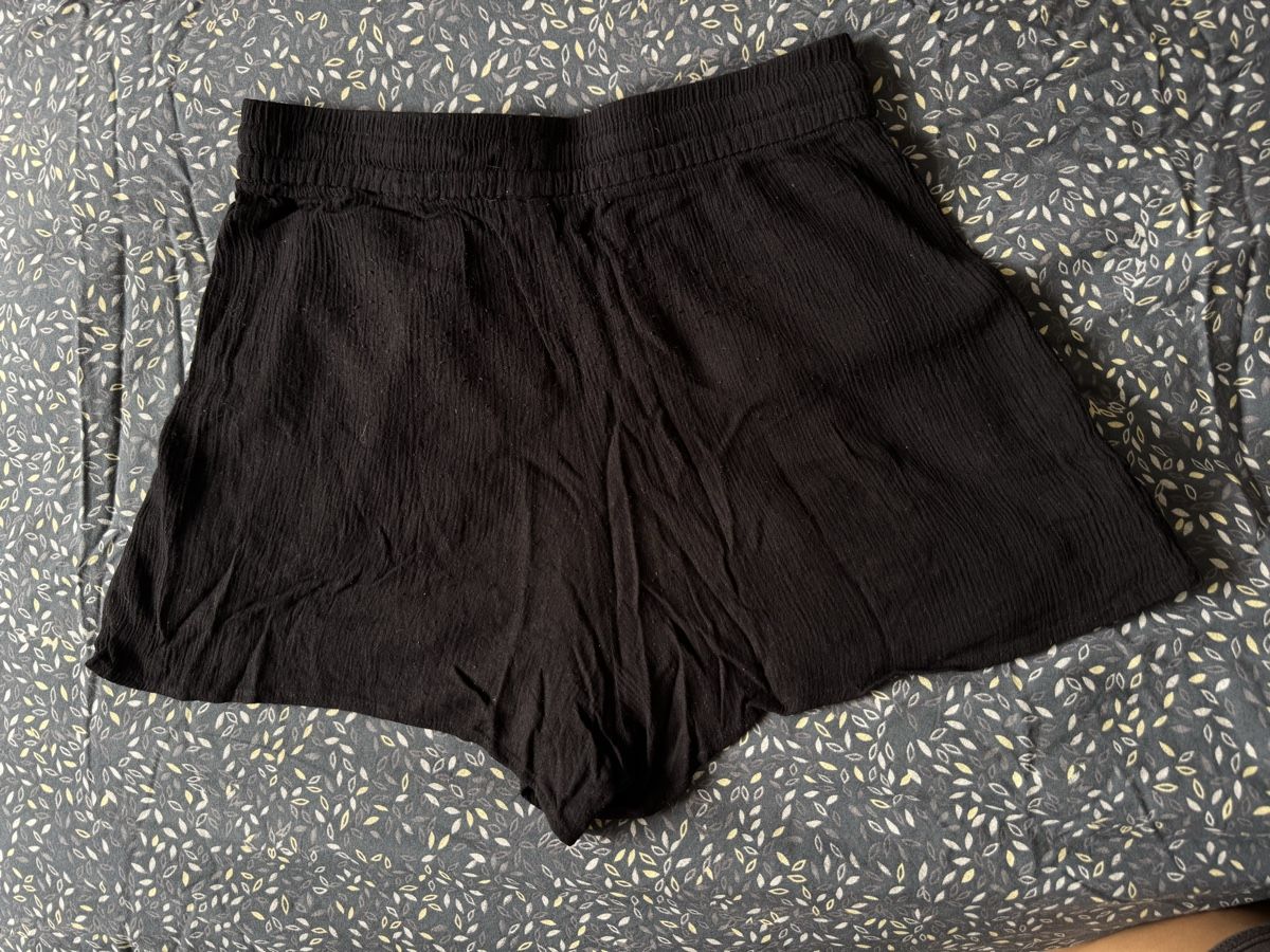 Pantaloni: Black embroidered shorts – Usato da Genève venduto da chk_h2dy 1