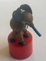 Holzfigur Elefant mit rotem Sockel,(S32)