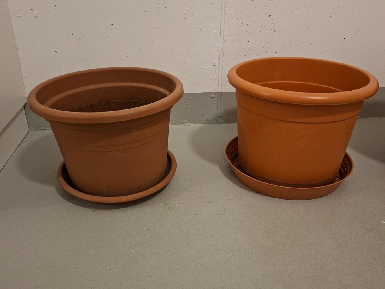 Vasi per fiori: 2 Plastik-Blumentöpfe, mit Loch – Usato da Waltenschwil venduto da PlantAddict