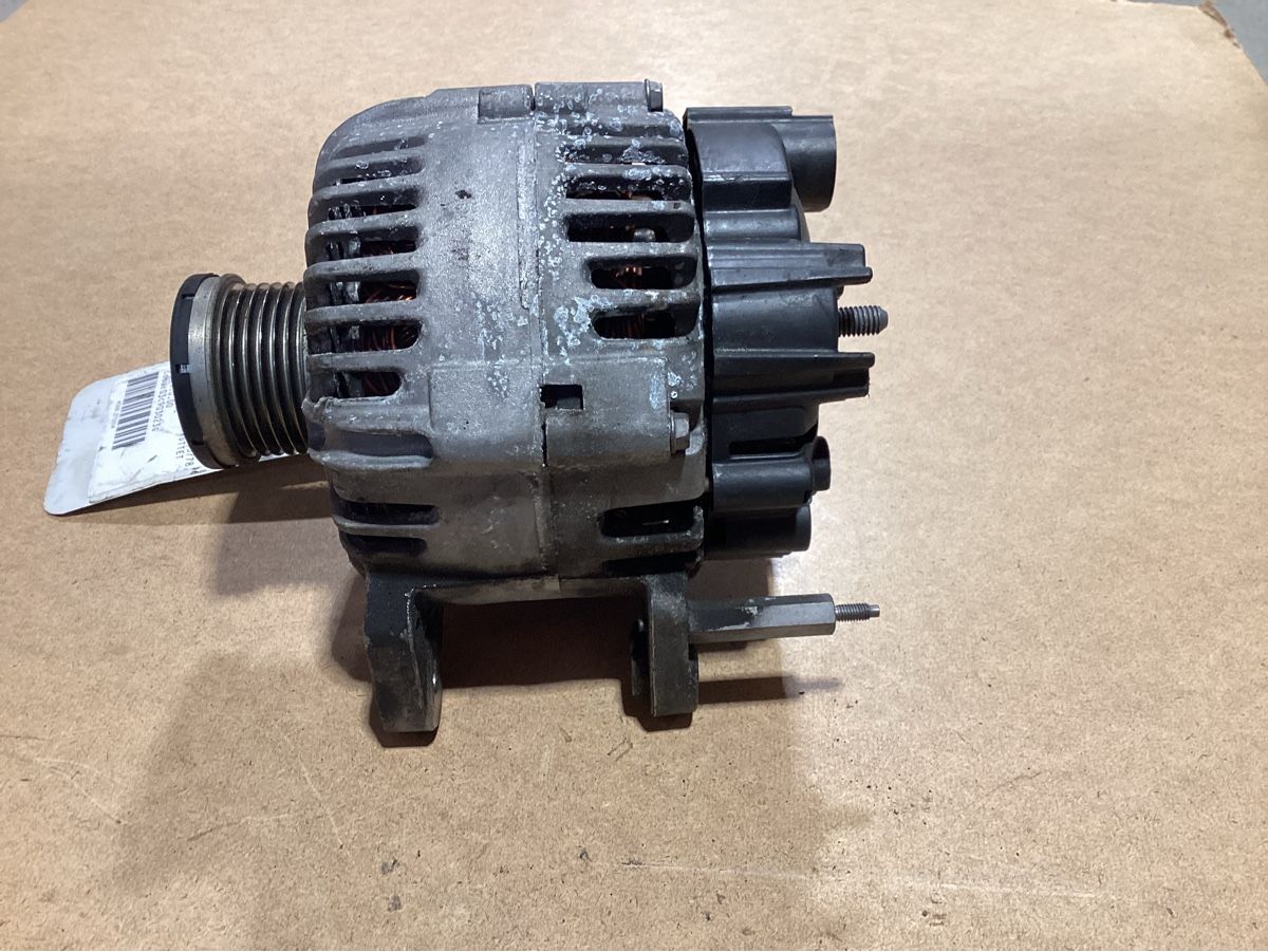 VW Tutti pezzi di ricambio auto: Alternator zu VW Passat 1.4 TSI – Usato da Reichenburg venduto da T864RX 1