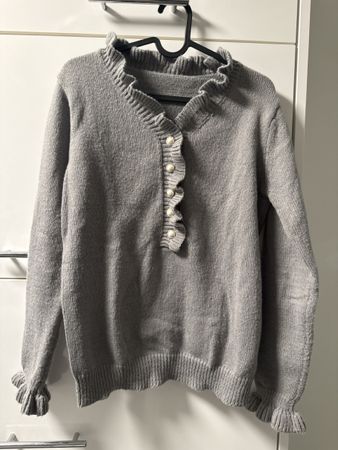 Grauer Strickpullover mit Rüschchen und Perlen, Grösse S