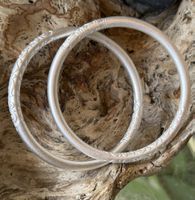 Armband silberne mit blumen Mustern.