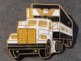 BB529 - Brosche LKW Truck Zugmaschine Lastwagen - White