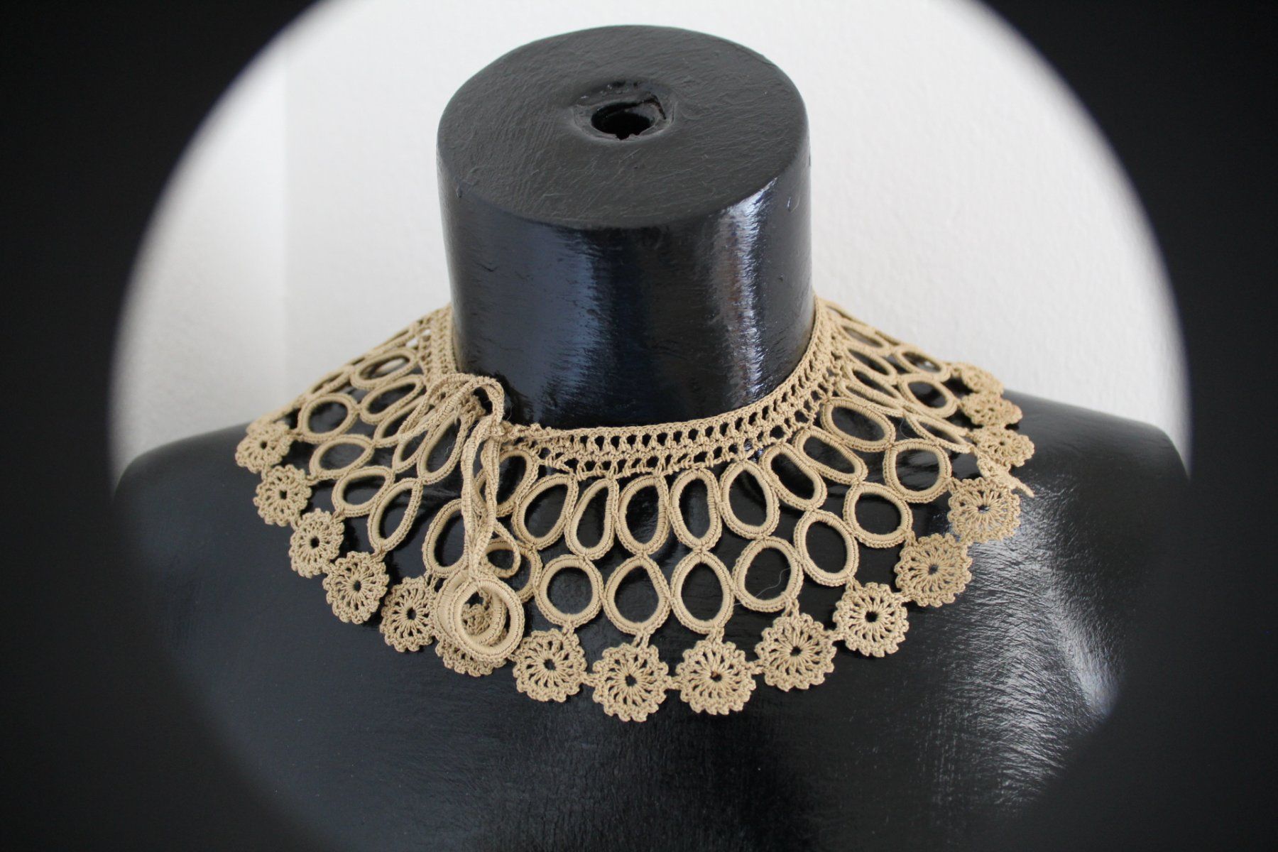 Catenine: Vintage Häkel -  Halsschmuck – Usato da Locarno venduto da madame-tus-sauds 3