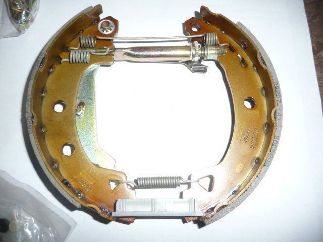 Renault Tutti pezzi di ricambio auto: Renault Bremsbackensatz mit Radbremszylinder  7701205103 – Nuovo e nell'imballaggio originale da Einsiedeln venduto da Renaultparts 1