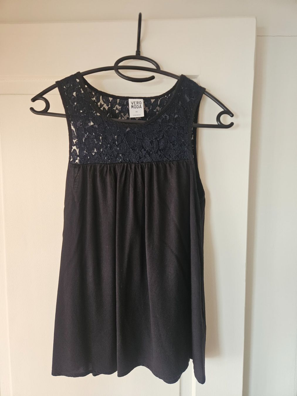 Vero Moda Top: Schwarzes VERO MODA Top mit Spitzen-Einsatz Gr. XS – Usato da Zürich venduto da anna_r26m 2