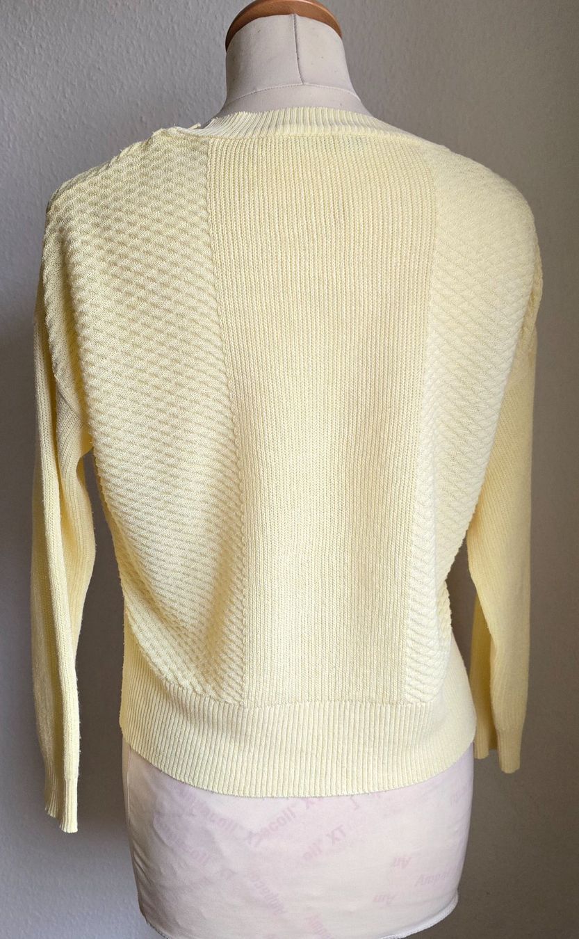 Top: Pull léger jaune pâle taille XS – Usato da Genève venduto da Saleena 3