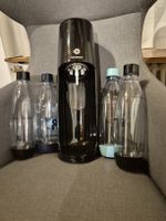 Wassersprudler SodaStream schwarz mit vier Flaschen