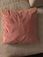 Rosa Kissenbezug mit goldigen Schmetterlingen 45x45