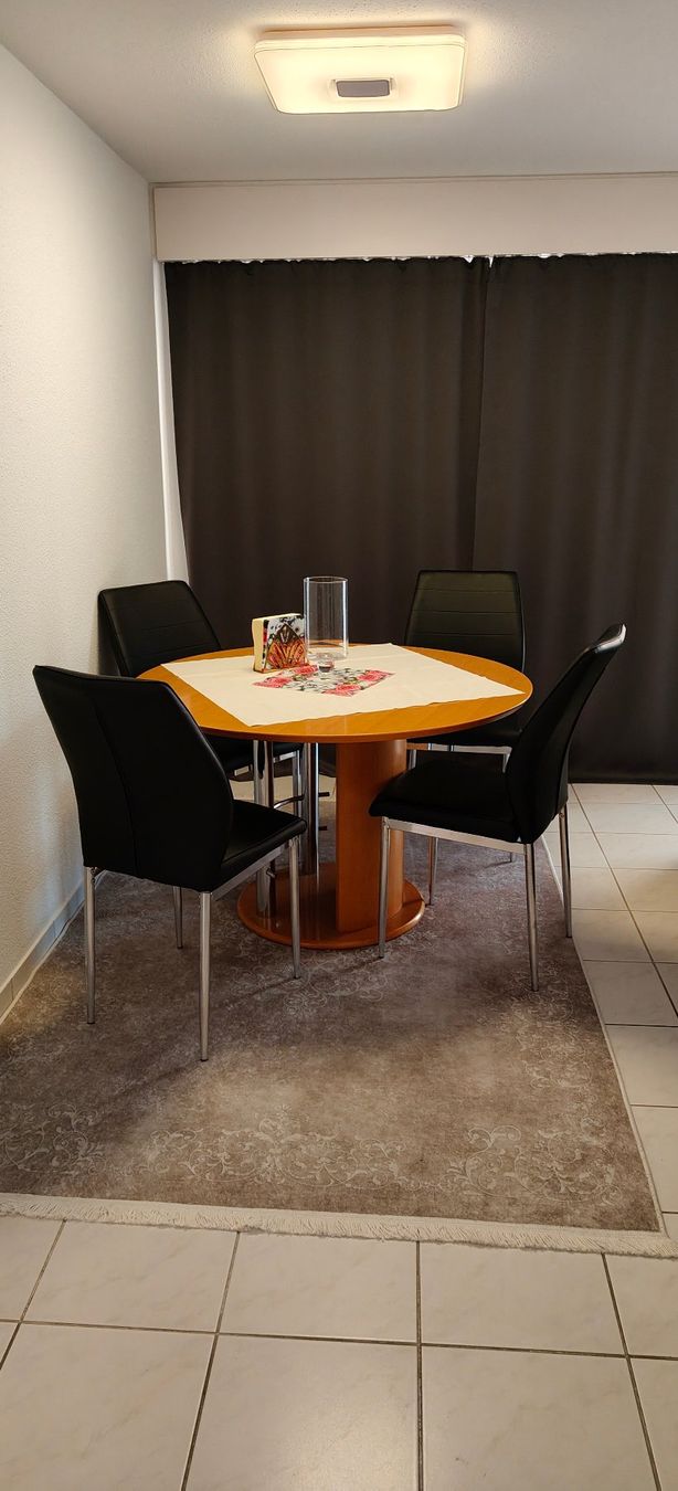 Tische: Tisch rund mit Stühlen – Gebraucht aus Safenwil von Pluess1000 2