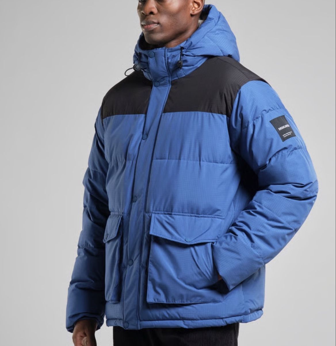 Giacche: Dedicated Puffer Jacket Vasa True Blue Grösse L – Nuovo e nell'imballaggio originale da Küsnacht ZH venduto da thirtytwo