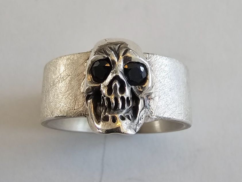 Anelli: Skull Ring mit Saphir Augen in Silber 925 – Nuovo (secondo la descrizione) da Uitikon-Waldegg venduto da mausgertrud68