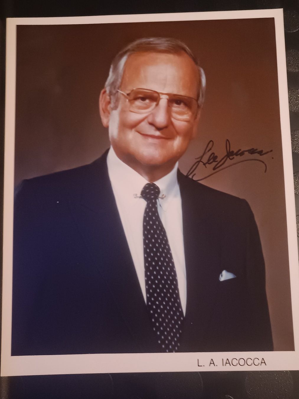 Autografi: Lee Iacocca - 20x25cm - Handsigniert – Usato da Menziken venduto da Artographs