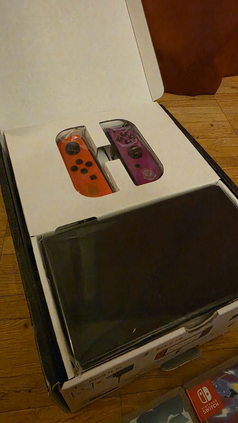 Nintendo Console: Nintendo Switch OLED Édition Pokémon Écarlate & Violet + jeu – Nuovo (secondo la descrizione) da Cressier NE venduto da Couleur3 1