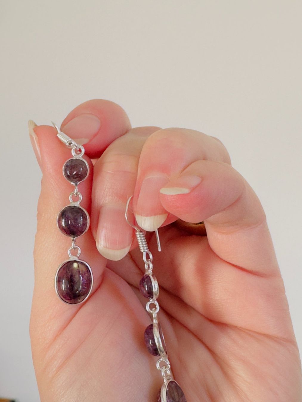 Orecchini pendenti & Orecchini a lobo: Color Enhanced Red Flash Labradorite earrings – Nuovo e nell'imballaggio originale da Genève venduto da AGBERG 9