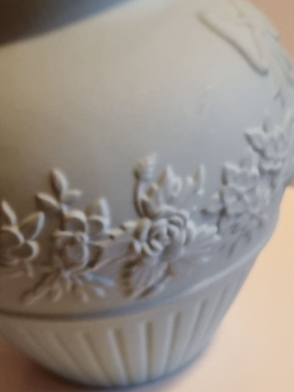 Vasi & Recipienti: Vintage Vase Relief Blüten hellblau 20cm – Usato da Scharnachtal venduto da devin03 9