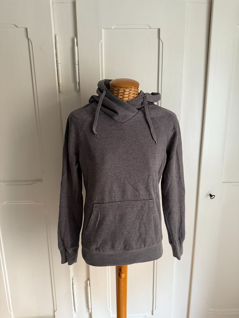 H&M Pullover & Sweatshirts: Hoodie Pullover grau S – Gebraucht aus Zürich von Diazaio