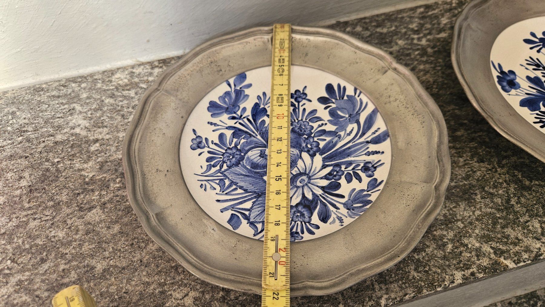 Piatti: 2 piatti da appendere in ceramica biancoblu e peltro – Usato da Melano venduto da H-Sara 1