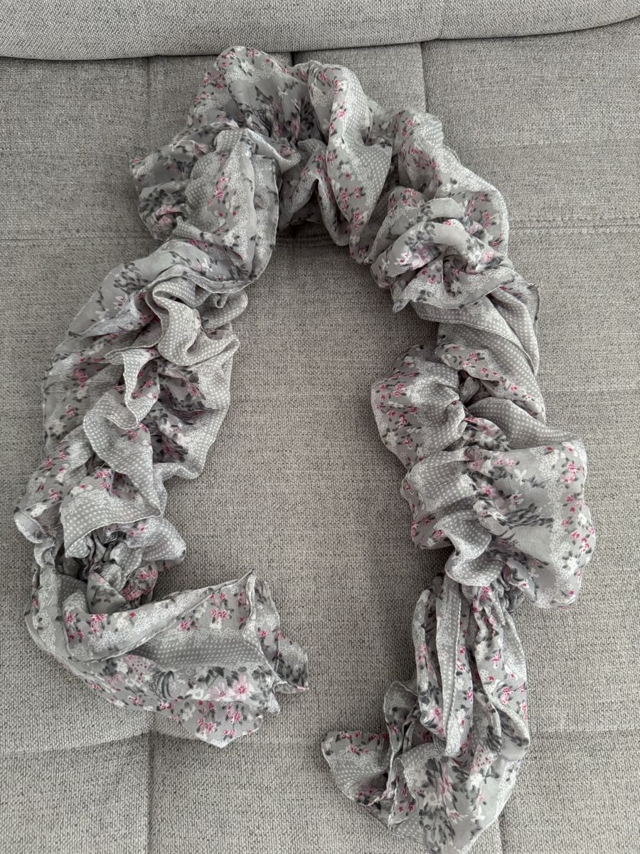 Foulard & Sciarpe: Sommerlicher, leichter Schal mit Blumenmuster, Grau – Usato da Zürich venduto da ljp_2hsx