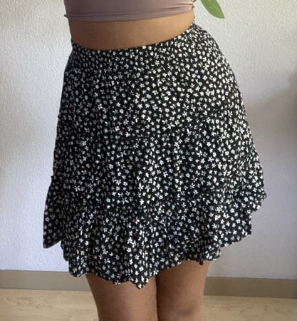 Minirock Blumenmuster schwarz/weiss Grösse S guter Zustand