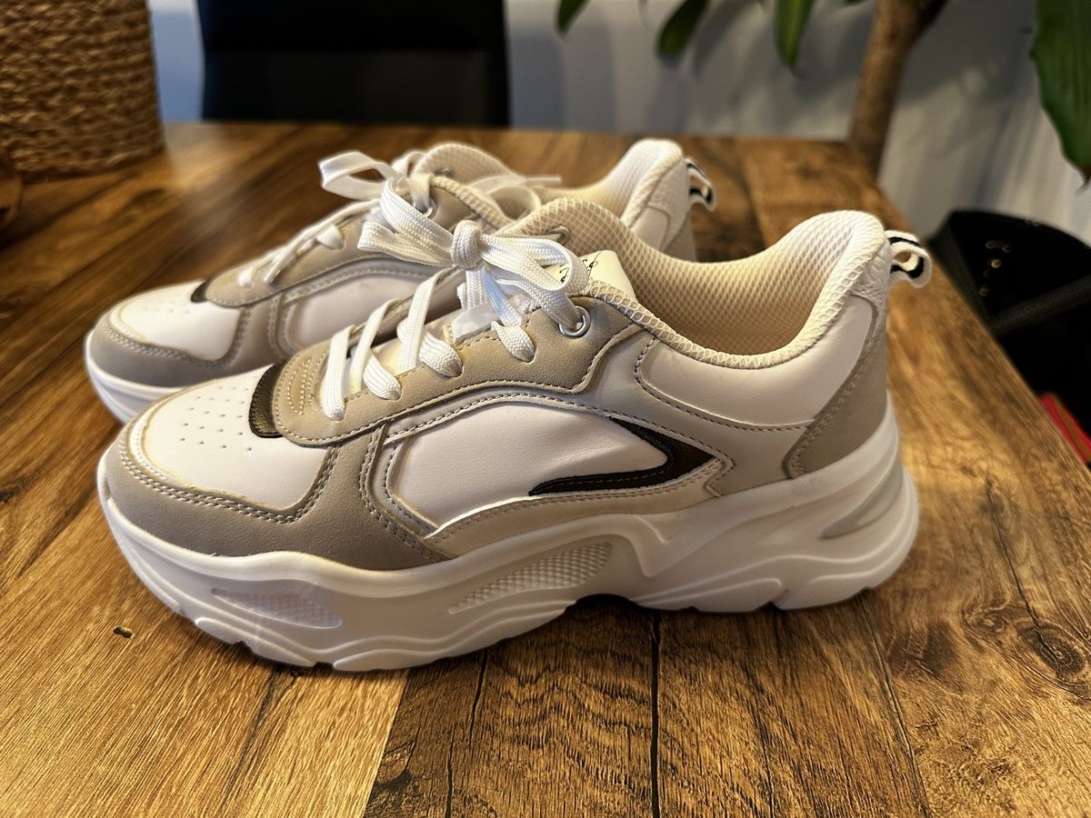Bershka Scarpe da donna: Stylische Chunky Sneaker Gr. 37 – Usato da Siebnen venduto da luana_cataleya