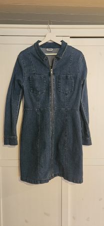 Kurzes Jeanskleid mit langen Ärmeln