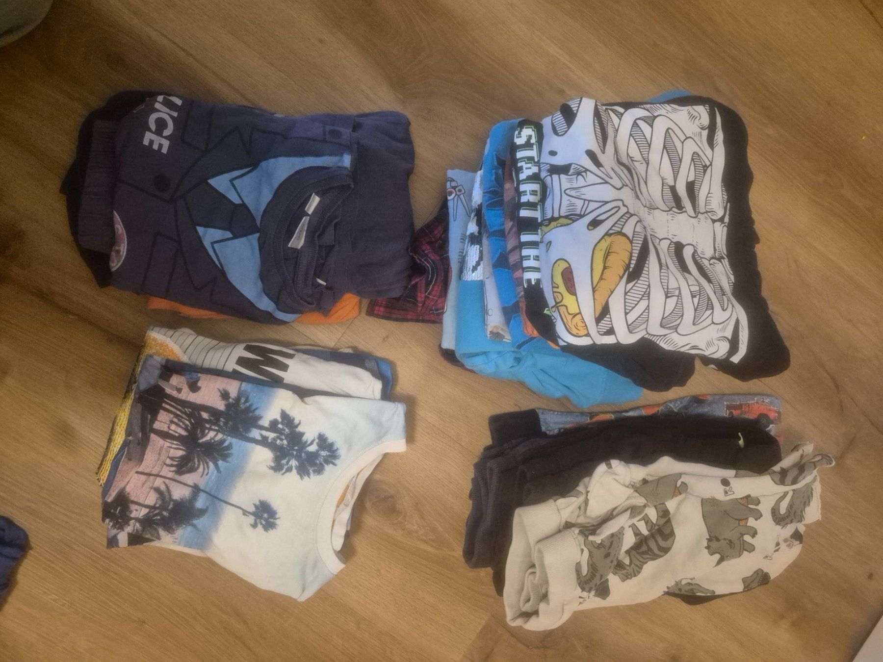 Lotti & Set di vestiti: Kleiderpacket Junge 128/134 – Usato da Seewis-Schmitten venduto da knussel
