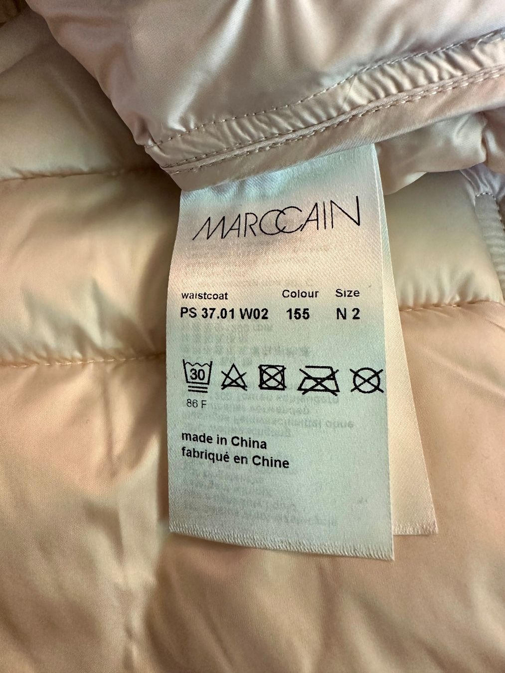 Marc Cain Gilet & Giacche senza maniche: MARC CAIN - Kapuzen-Steppweste / N2 – Nuovo e nell'imballaggio originale da Spreitenbach venduto da Jessy8 5