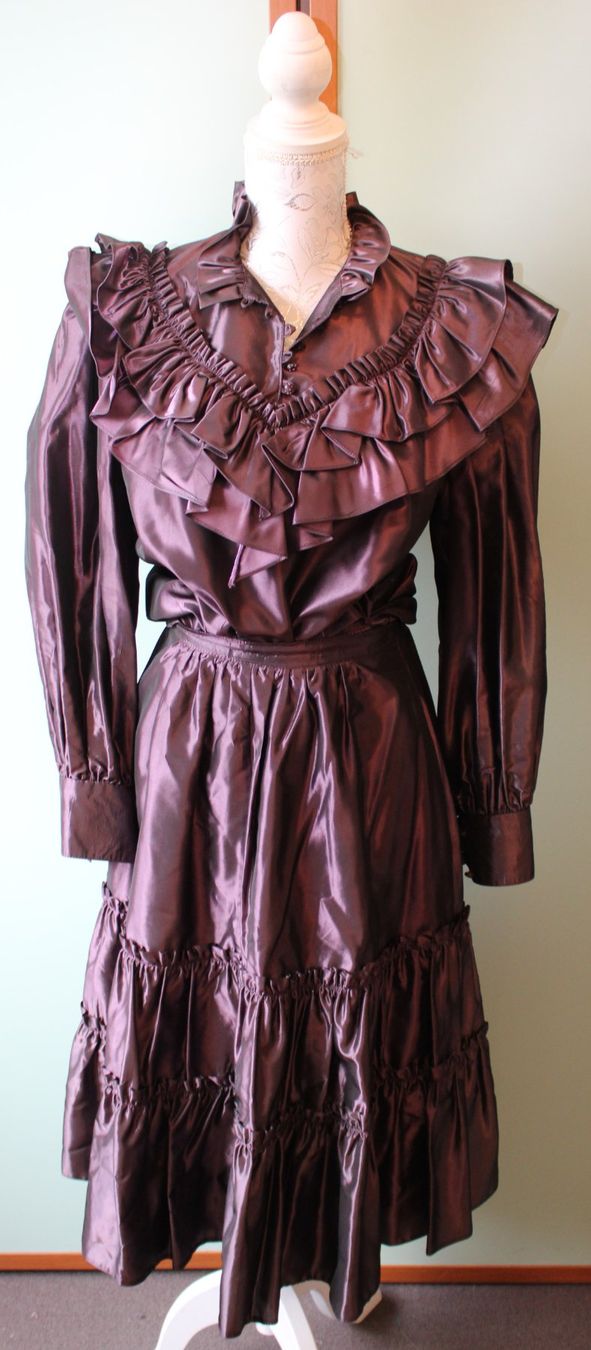Costumi: Rock & Bluse (CW) – Usato da Schaan venduto da antikes_und_kurioses