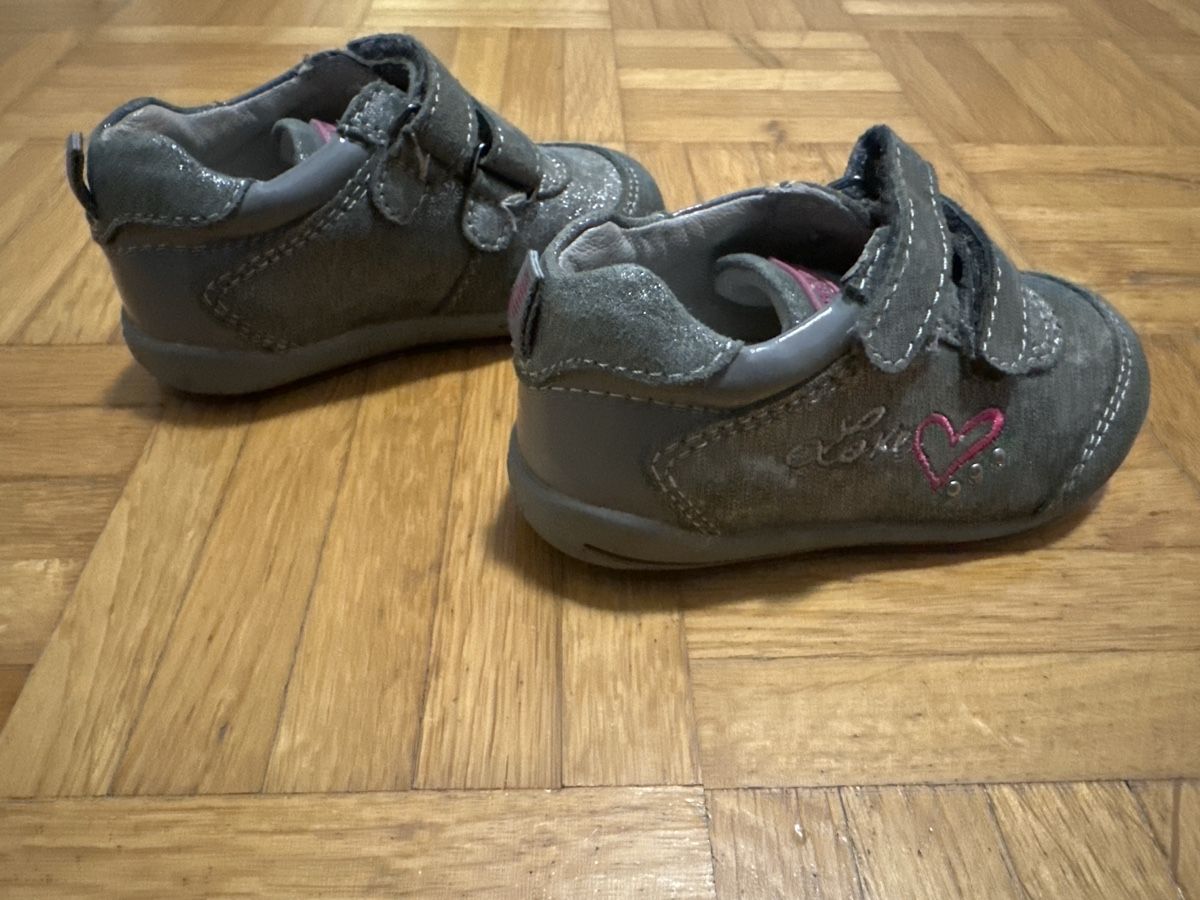 Scarpe per ragazzi: Kinderschuhe Sneaker grau Grösse 20 – Usato da Männedorf venduto da kek_n8pr
