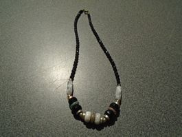 Kette schwarz, unten grau/weiss/silberfarbig
