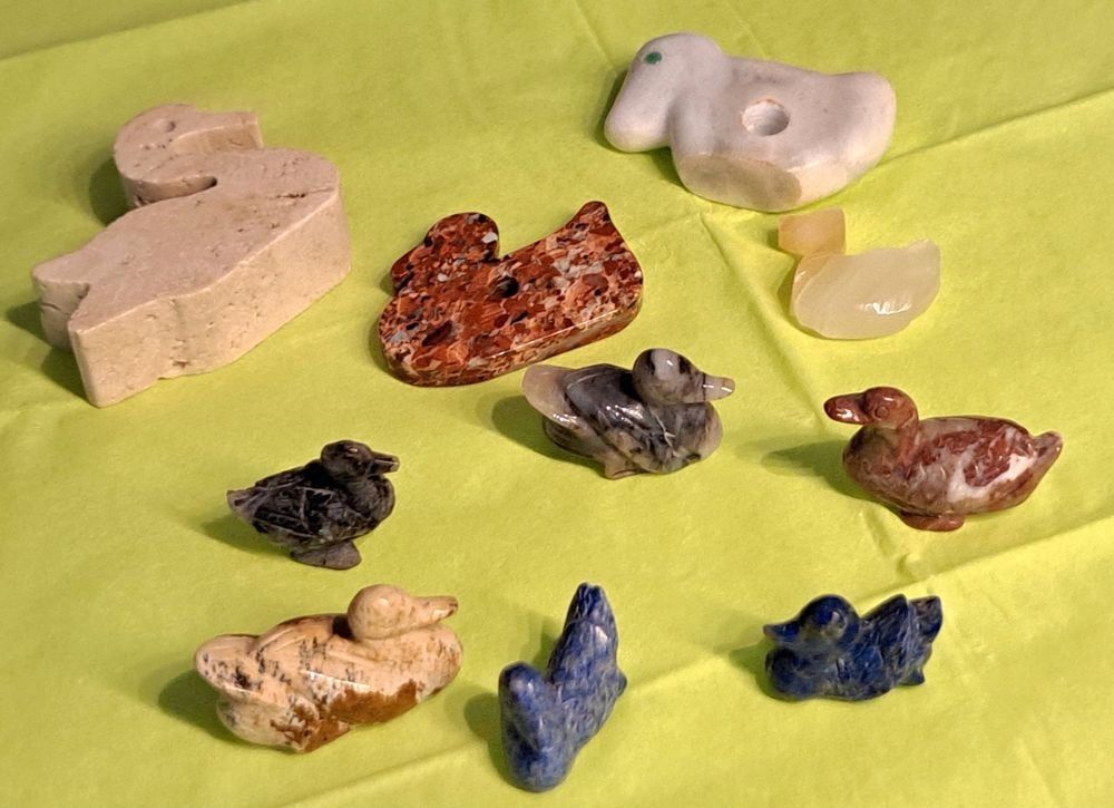 Statuette: 10 Stück gemischte Marmor und Stein Enten – Usato da Oetwil am See venduto da Storck 4
